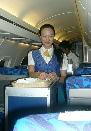 Thai Stewardess und Steward, Bild gemeinfrei, Personen haben der Veröffentlichung zugestimmt